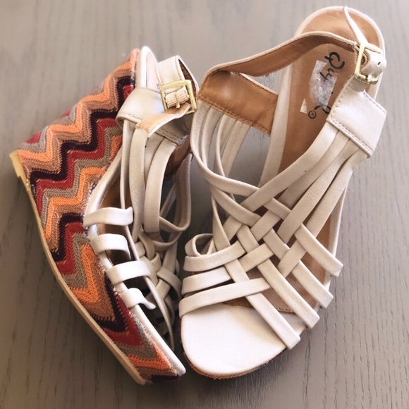 Shoes - 🍒open toe chevron wedge style sandals🍒